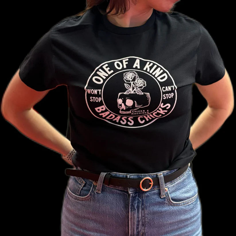 T-Shirt Noir- One Of a Kind BadAss Chicks - Gros logo